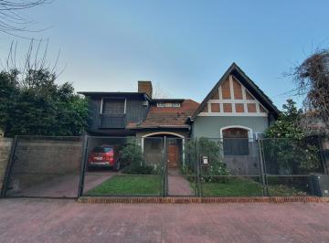 Casa · 230m² · 5 Ambientes · 3 Cocheras · Casa de Estilo en Pasaje Residencial – Banfield Oeste