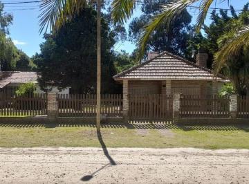 Casa · 100m² · 2 Dormitorios · 1 Cochera · Chalet con Amplio Parque