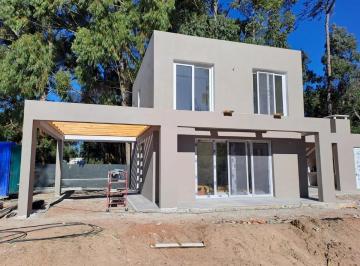 Casa · 80m² · 2 Dormitorios · 2 Cocheras · Parque Burnett