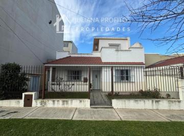 Casa · 111m² · 4 Ambientes · Casa de 5 Ambientes con Parque Fondo en Bernal Oeste