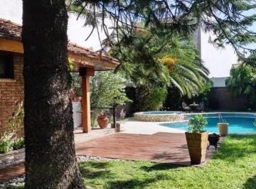 Casa · 236m² · 6 Ambientes · 3 Cocheras · Venta Casa 6 Ambientes con Pileta, Jardin y Tres Cocheras - Lomas del Mirador