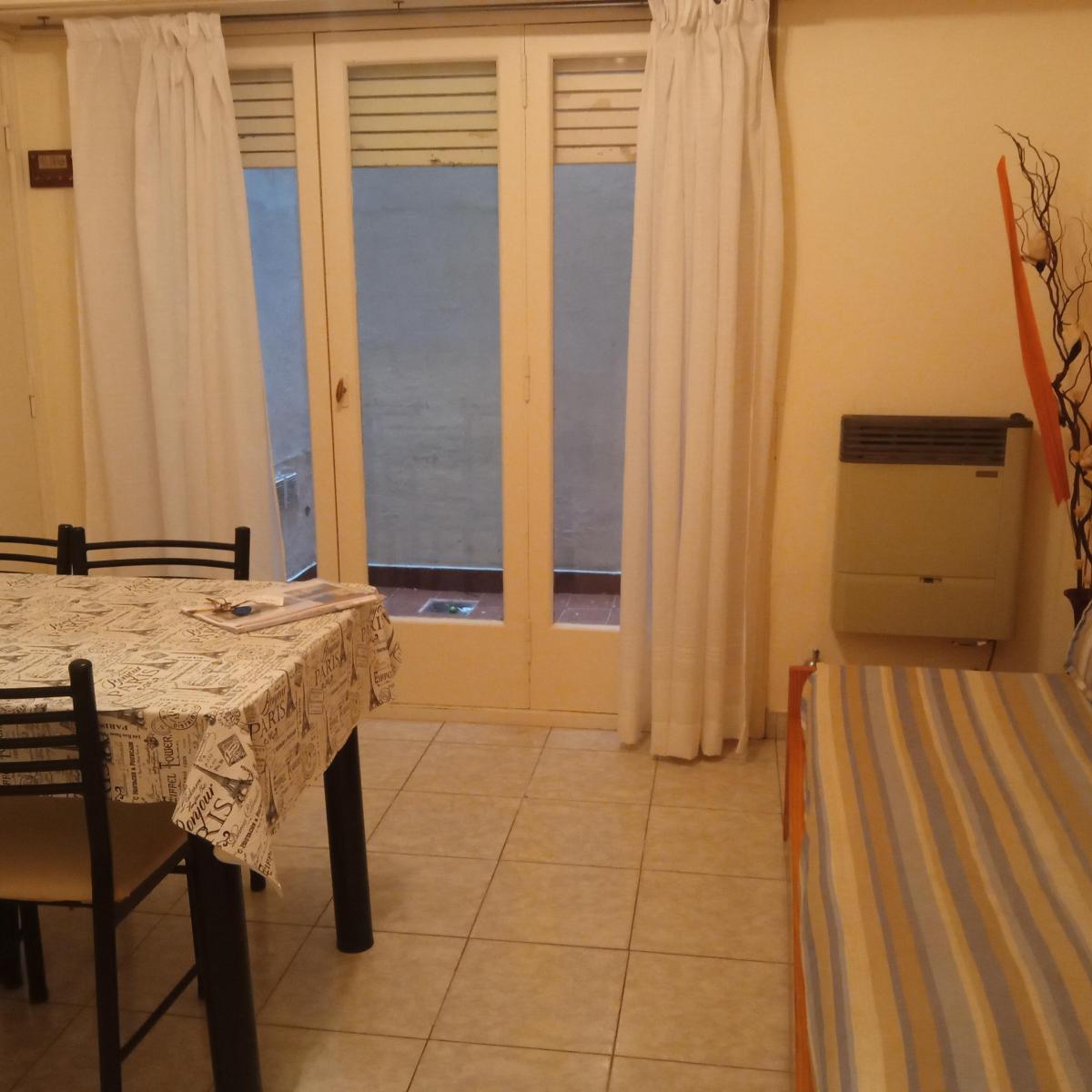 Living comedor, cocina separada, baño completo, dormitorio. Excelente estado