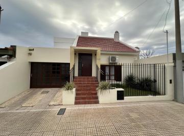 Casa · 250m² · 2 Dormitorios · 1 Cochera · Casa en Barrio Juan de Garay