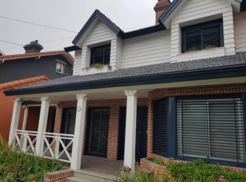 Casa de 6 ambientes, Almirante Brown · Chalet en Venta - Adrogue