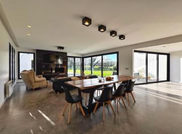Casa · 210m² · 4 Ambientes · 2 Cocheras · Venta de Casa 4 Amb C/ Parque en Barrio Privado - Arenas del Sur