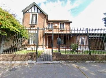 FACHADA / FRENTE · Casa en Zona Residencial