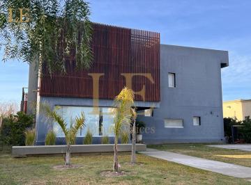 Casa · 255m² · 5 Ambientes · 4 Cocheras · Casa a La Venta en El Canton