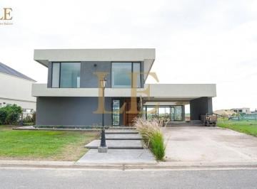 Casa · 384m² · 6 Ambientes · 5 Cocheras · Casa a La Venta en San Sebastian a La Laguna
