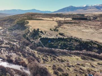 Campo de 5 ambientes, Trevelín · Chacra de 1.08 Hectárea con Casa