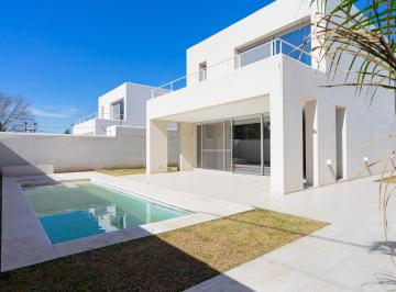 Casa · 216m² · 5 Ambientes · 2 Cocheras · Casa Tipo Country de Dos Plantas con Amenities en Fisherton