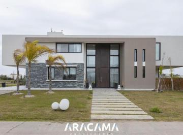 Casa · 300m² · 6 Ambientes · 2 Cocheras · Casa en Venta en Lagos de Canning - Canning