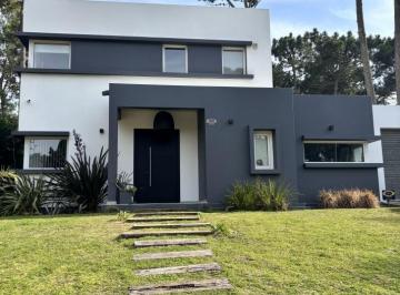 Casa · 227m² · 4 Ambientes · 1 Cochera · Casa Alamos II - de La Deriva - Pinamar