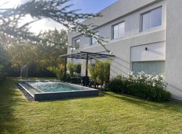Casa · 1m² · 7 Ambientes · Moderno Chalet en Alquiler