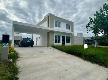 Casa · 180m² · 4 Ambientes · 2 Cocheras · Tejas Cuatro Casa en Venta 3 Dorm. 3 Baños Etapa 1