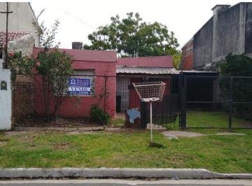 Casa de 4 ambientes, Zárate · Vivienda Familiar de Dos Dorm.