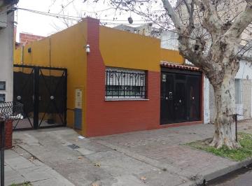 Casa de 4 ambientes, Lanús · Vende - Amplia Casa - con Garaje, Parque, Quincho y Parrilla.