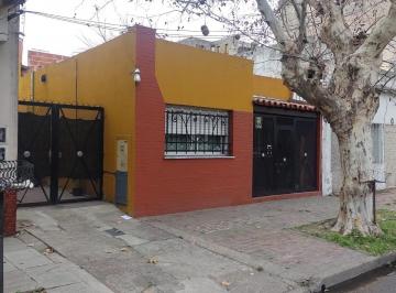 Casa · 102m² · 4 Ambientes · Vende - Amplia Casa - con Garaje, Parque, Quincho y Parrilla.