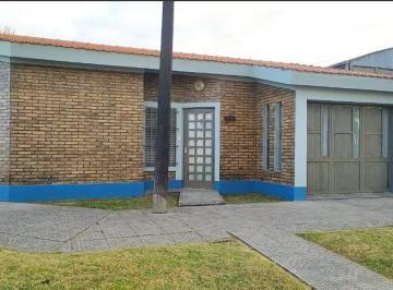 Casa · 107m² · 4 Ambientes · 1 Cochera · Casa en Esquina