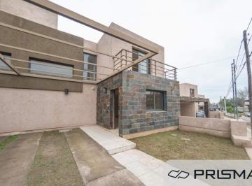 Casa · 90m² · 8 Ambientes · 2 Cocheras · Dúplex - 2 Dorm. - La Calera