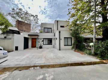 Casa · 160m² · 6 Ambientes · 3 Cocheras · Lindísima Casa en Venta en Punta Chica, San Fernando, 3 Dorm., Jardín