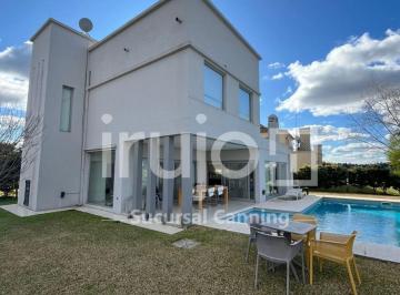 Casa · 230m² · 4 Ambientes · 2 Cocheras · Venta de Casa en La Horqueta de Echeverria Apto Credito