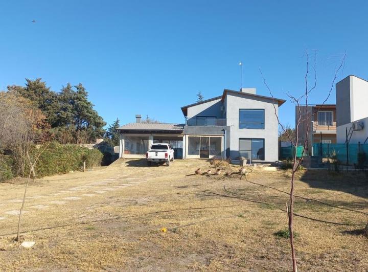 Casa · 218m² · 3 Ambientes · 1 Cochera