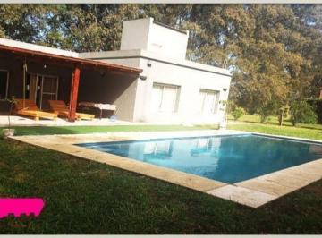 Casa · 90m² · 3 Ambientes · 2 Cocheras · Casa Quinta en Club de Campo El Moro.