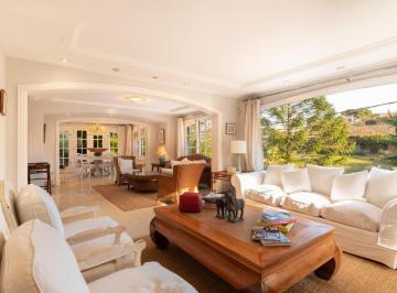 Casa · 550m² · 8 Ambientes · 4 Cocheras · Pino Alto