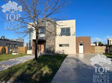 Casa · 200m² · 4 Ambientes · 1 Cochera · Casa en El Cantón 2 Plantas