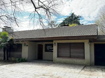 Casa · 200m² · 3 Dormitorios · 1 Cochera · Casa en Venta de Tres Dorm. con Piscina en Barrio Golf
