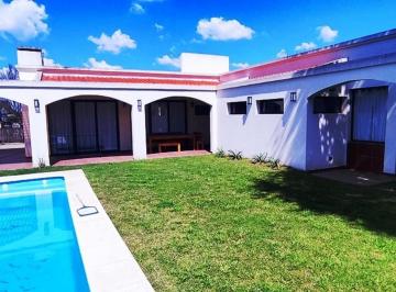 Casa · 130m² · 4 Ambientes · 3 Cocheras · Excelente Casa de 3 Dorm. en Manzanares Chico
