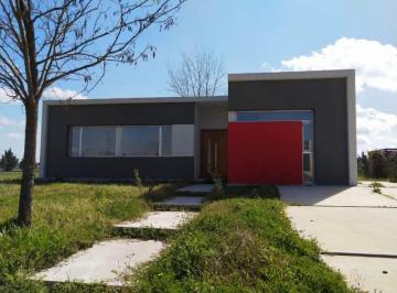 Casa · 170m² · 3 Dormitorios · Excelente Casa en Una Planta. Luminosa Barrio El Canton