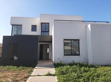 Casa · 223m² · 6 Ambientes · Casa - El Canton - Golf