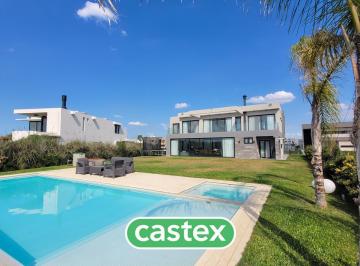 Casa · 310m² · 5 Ambientes · 4 Cocheras · Casa de 4 Dorm. en Venta en Terralagos Canning