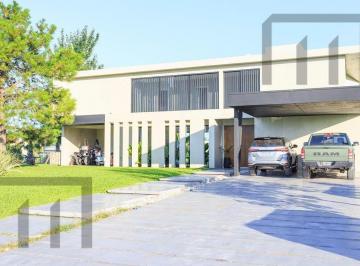 Casa · 400m² · 5 Ambientes · 2 Cocheras · Casa en Alquiler en Terralagos, Canning