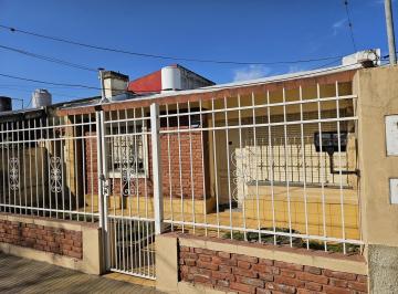 Casa · 75m² · 4 Ambientes · Excelente Casa de 3 Dorm. con Jardin en Barrio Correo