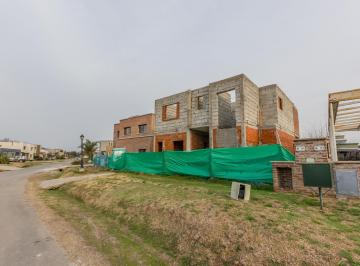 Casa · 180m² · 6 Ambientes · 2 Cocheras · Venta Casa a Terminar, 6 Ambientes en El Barrio Cerrado La Cañada de Pilar. Oportunidad!