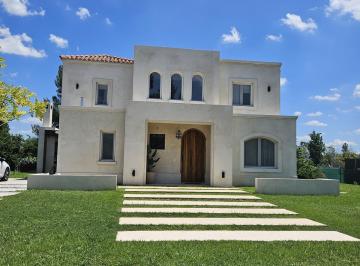 Casa · 210m² · 4 Ambientes · 4 Cocheras · Casa en Casuarinas del Pilar