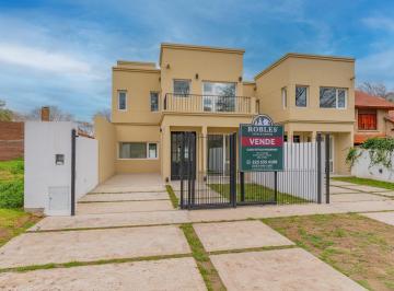 Casa · 167m² · 4 Ambientes · Casa a Estrenar, en El Barrio Constitución.