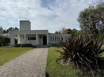 Casa · 150m² · 4 Ambientes · Casa en golfer'S