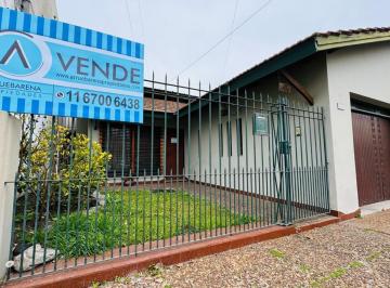Casa · 205m² · 4 Ambientes · 1 Cochera · Apto Credito - Venta Casa con Fondo Libre y Pileta en Banfield Oeste