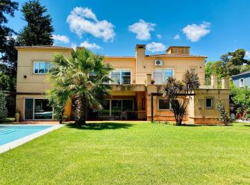 Casa · 400m² · 8 Ambientes · Excelente Casa Sobre Lote de 1000 m² en Venta en El Barrio Privado La Peregrina Club de Campo, Pilar.