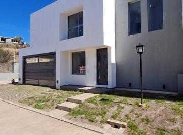 Casa · 145ha · 3 Ambientes · 2 Cocheras · Housing 3dor. - La Cuesta Plaza