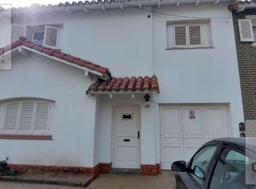 Casa · 203m² · 4 Ambientes · 1 Cochera · Hermosa Casa en Honorio Barraquero a m de Av San Martin