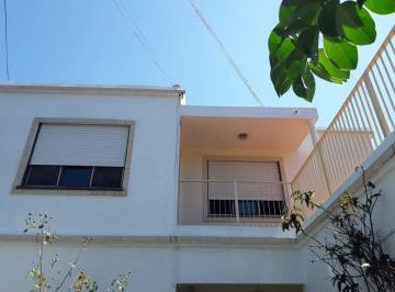 Casa · 65m² · Casa de 4 Ambientes Pa. Hurlingham