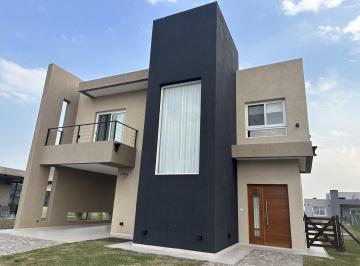 Casa · 170m² · 4 Ambientes · 2 Cocheras · Casa de 2 Plantas en Barrio San Felipe Canning
