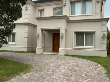 Casa · 352m² · 7 Ambientes · 2 Cocheras · Casa en Venta Ubicada Sobre Lote Central en Ayres de Pilar - Pilar