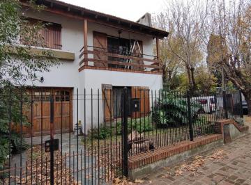 Casa de 6 ambientes, Almirante Brown · Venta de Casa en Adrogue:2 Plantas,3 Dormit. Garaje Fondo. Zona Residencial