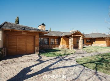 Casa · 328m² · 4 Dormitorios · 3 Cocheras · Hermosa Casa en Venta en Zona Residencial