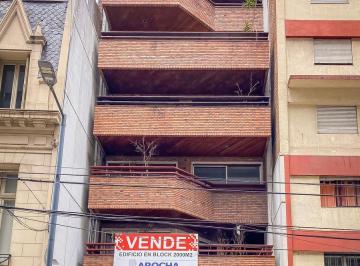 Edificio · 2000m² · 60 Ambientes · 4 Cocheras · Venta Edificio en Block Paraguay 1300